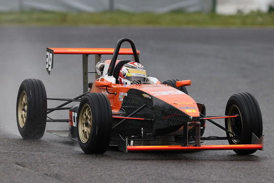 ポールポジションは居附明利（SAccess Racing Es）