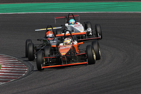 居附明利と森山冬星のトップ争い