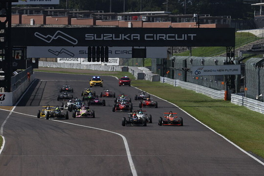 10周の決勝がスタートした