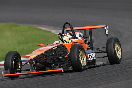 優勝して手を振る居附明利（SAccess Racing Es）