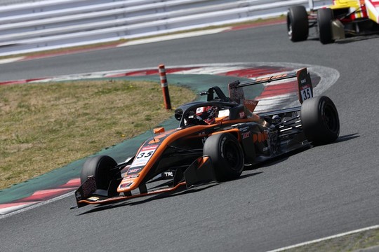 優勝は野中誠太（PONOS Racing TOM\'S 320）