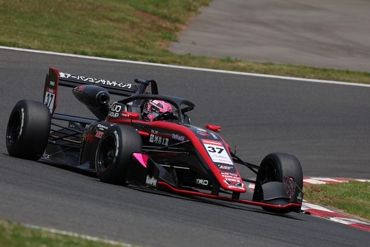 第10戦予選2位、第11戦ポールポジションの小高一斗（Kuoモビリティ中京TOM\'S 320）