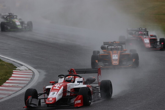 雨の中12周のレースが始まった