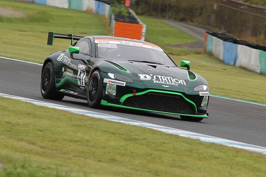 ST-1クラスポールポジションはD\'station Vantage GT8R（浜健二／織戸学／ジェイク・パーソンズ）