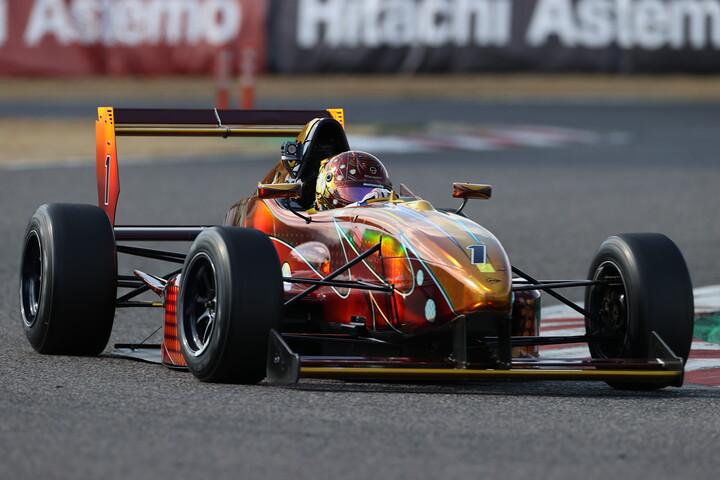 ジェントルマンクラスポールポジションは安井和明（ブースカ隊長）