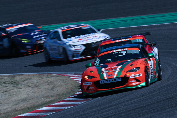 ST-5クラス優勝は88号車村上モータースMAZDAロードスター（村上博幸／吉田綜一郎／有岡綾平／岡本大地）