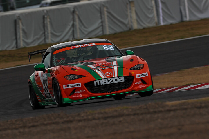 ST-5クラスポールポジションは88号車村上モータースMAZDAロードスター（村上博幸／吉田綜一郎／有岡綾平／岡本大地）