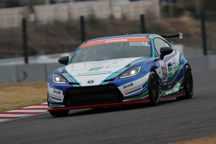 ST-4クラスポールポジションは884号車 シェイドレーシングGR86（影山正彦／国本雄資／山田真之亮）
