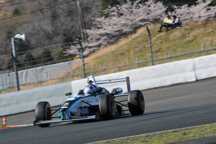 ポールポジションは卜部和久（H・R F108）