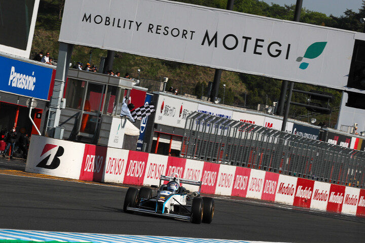 トップでゴールする卜部和久（H・R F108）