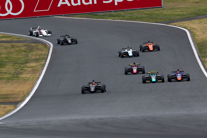 15周の決勝がスタートした