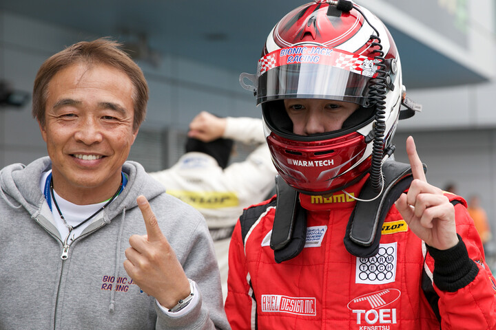 優勝した小川颯太と髙木真一監督（Bionic Jack Racing）