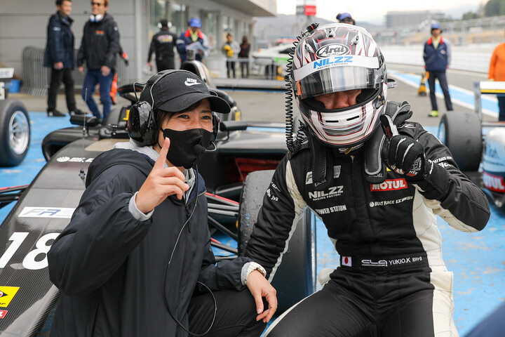 マスタークラスで優勝したYUKIのアドバイザー・三浦愛（左）