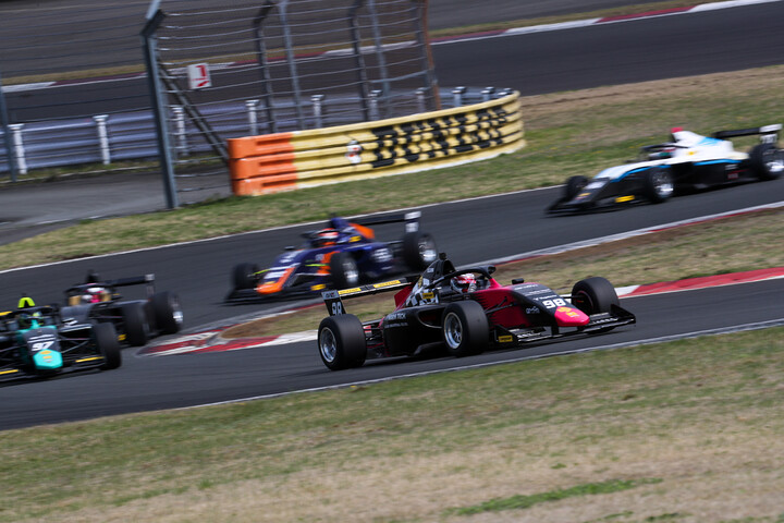 スタート直後のダンロップコーナー