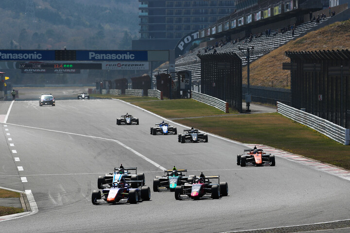 15周の決勝がスタートした