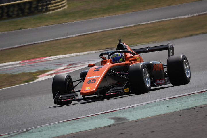 レース1, 2, 3すべてマスタークラスポールポジションの辻子 依旦（PONOS RACING）