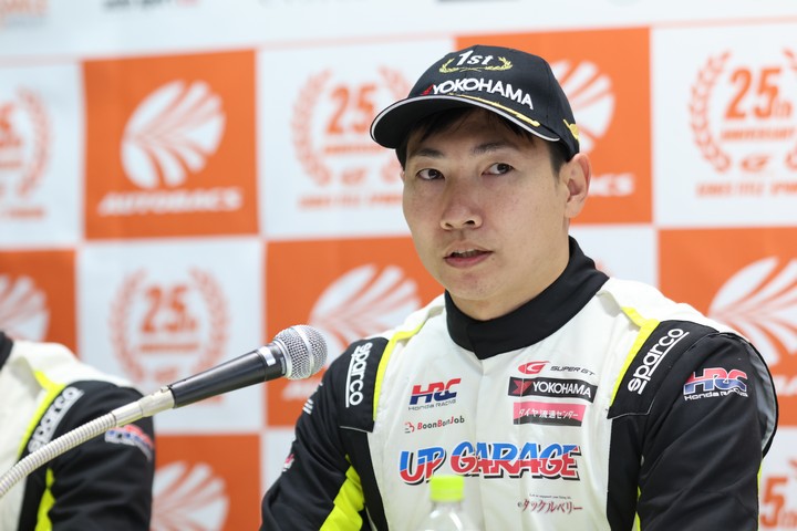 決勝記者会見：GT300クラスで優勝した小林崇志（TEAM UPGARAGE）