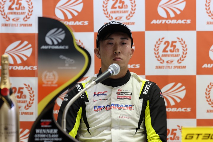 決勝記者会見：GT300クラスで優勝した小出峻（TEAM UPGARAGE）