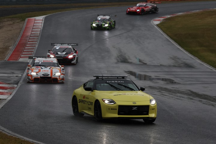 レースは2度のフルコースイエローとセーフティーカーラン、3度の赤旗が出る大荒れの展開となった