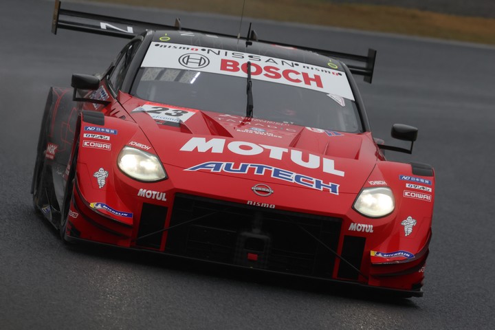 GT500クラスポールポジションはMOTUL AUTECH Z（松田次生／ロニー・クインタレッリ）