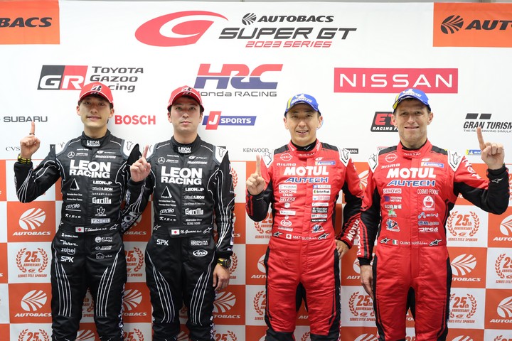 予選フォトセッション：両クラスのポールシッター