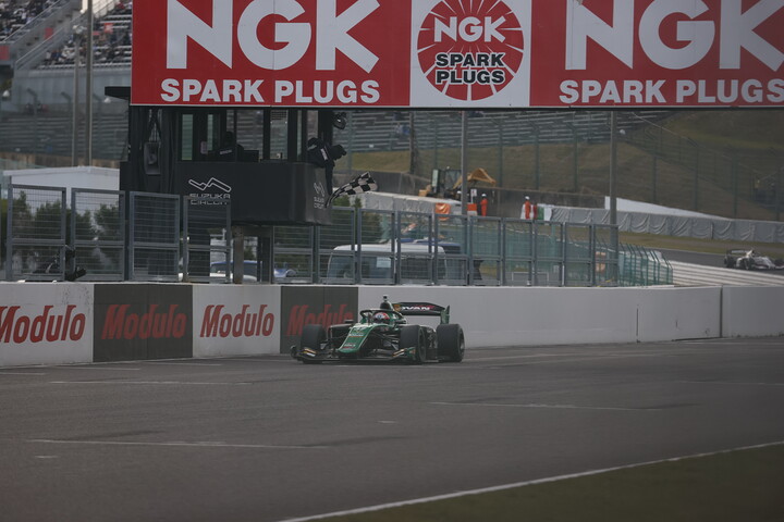 トップでゴールする宮田莉朋（VANTELIN TOM'S SF23）