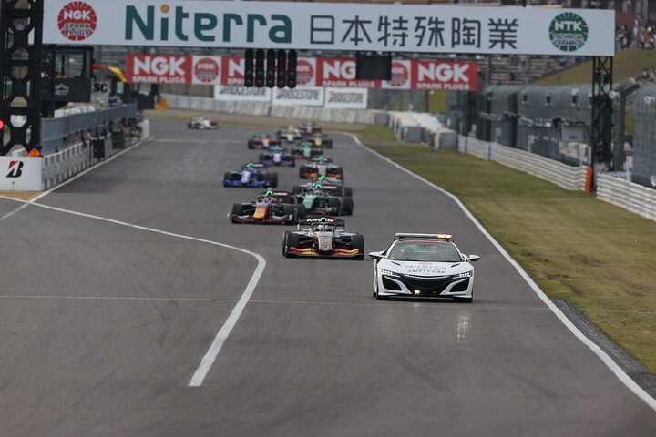 レースはアクシデントでセーフティーカーが導入された