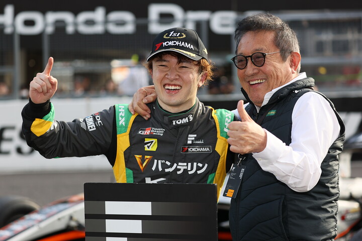 優勝した宮田莉朋と舘信秀監督（VANTELIN TEAM TOM’S）