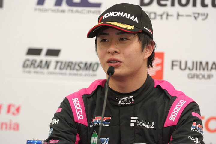 予選記者会見：ポールポジションの大湯都史樹（TGM Grand Prix）