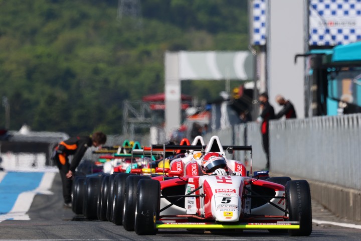 ピットロードに並ぶF4マシン（DOME F110）