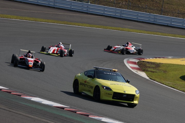 レースは開始早々にセーフティーカーが導入された