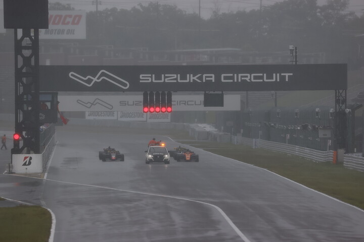 レースは赤旗で終了し2周で成立した