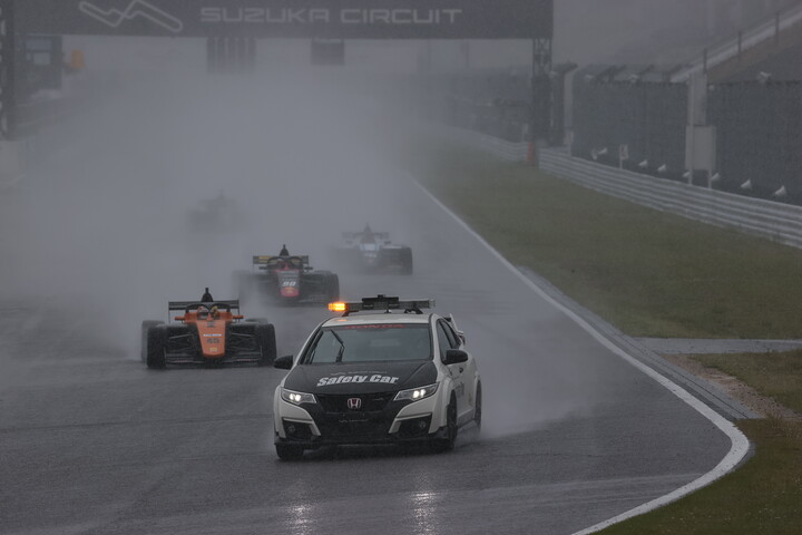 レースはセーフティーカースタートとなった