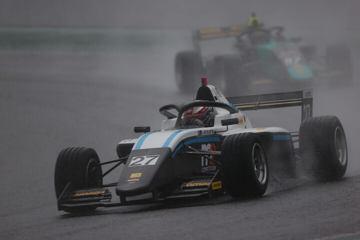 決勝2位はリアム・シーツ（Sutekina Racing）