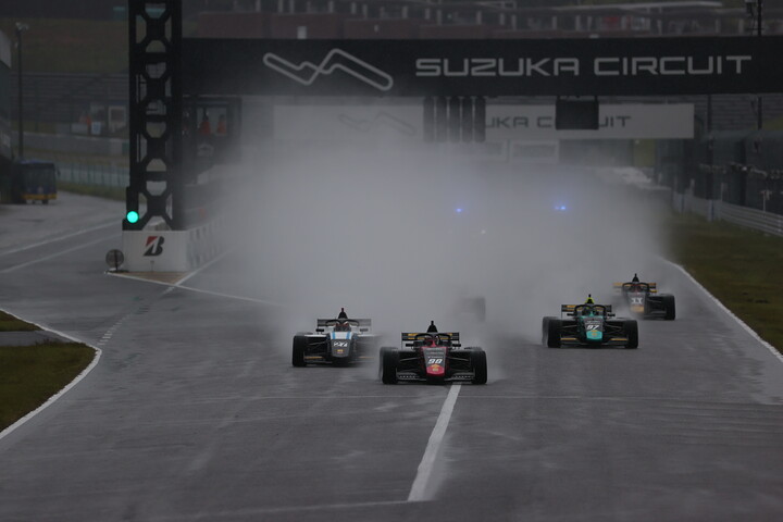 雨のなか決勝がスタートした