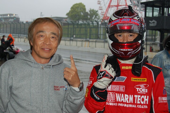 優勝した小川颯太と髙木真一監督