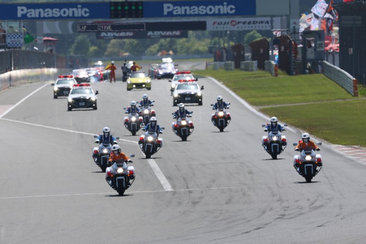 静岡県警の白バイとパトカーのパレードラップでレースは始まった