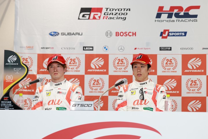 決勝記者会見：GT500クラスで優勝した宮田莉朋と坪井翔（TGR TEAM au TOM'S） 