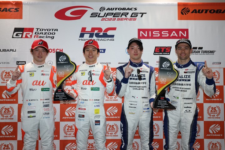 決勝フォトセッション：両クラスの優勝ドライバーたち