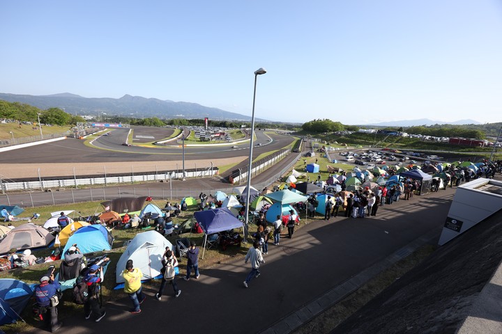 GTA定例会見：テントを張る観客も