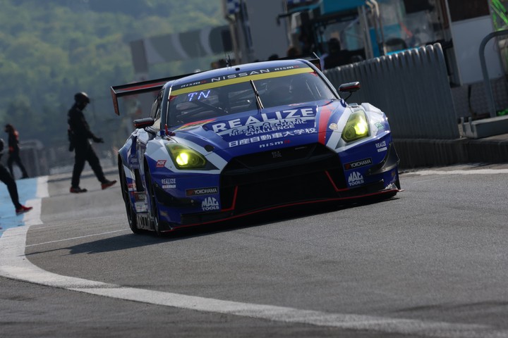 GT300クラスポールポジションはリアライズ 日産メカニックチャレンジGT-R（ジョアオ・パオロ・デ・オリベイラ／名取鉄平）