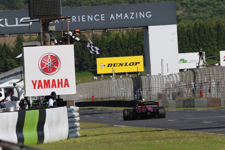 トップでゴールするリアム・ローソン（Red Bull MOTUL MUGEN SF23）