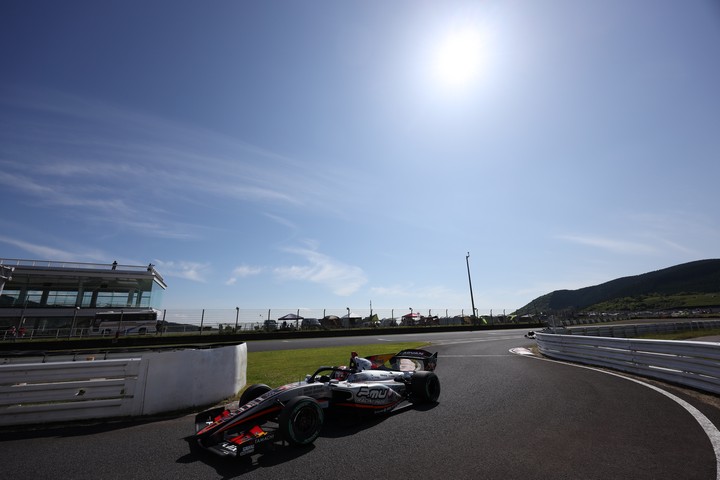 ポールポジションは坪井翔（P. MU/CERUMO・INGING SF23）