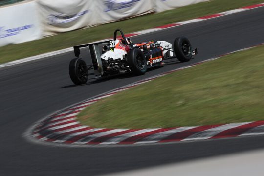 優勝は小村明生（ファーストガレージTKR S2）