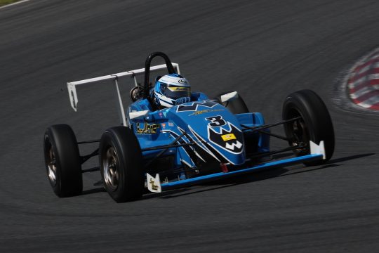 マスタークラスポールポジションは秋山健也(スーパーウィンズKKS・ED)