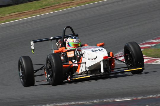 ポールポジションは小村明生(ファーストガレージTKR S2)