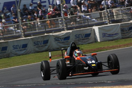 予選4位は安田航(ファーストガレージ&Sウィンズ)