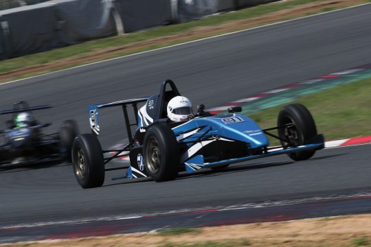 予選6位は角間光起(ELEVレーシング10V ED)