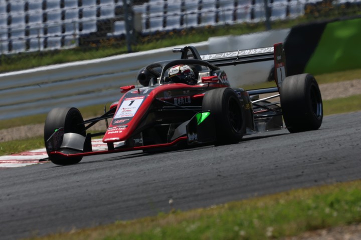 決勝2位は平良響（モビリティ中京TOM'S 320 TGR-DC）