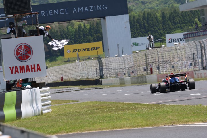 トップでフィニッシュする木村偉織（HFDP WITH B-MAX RACING）